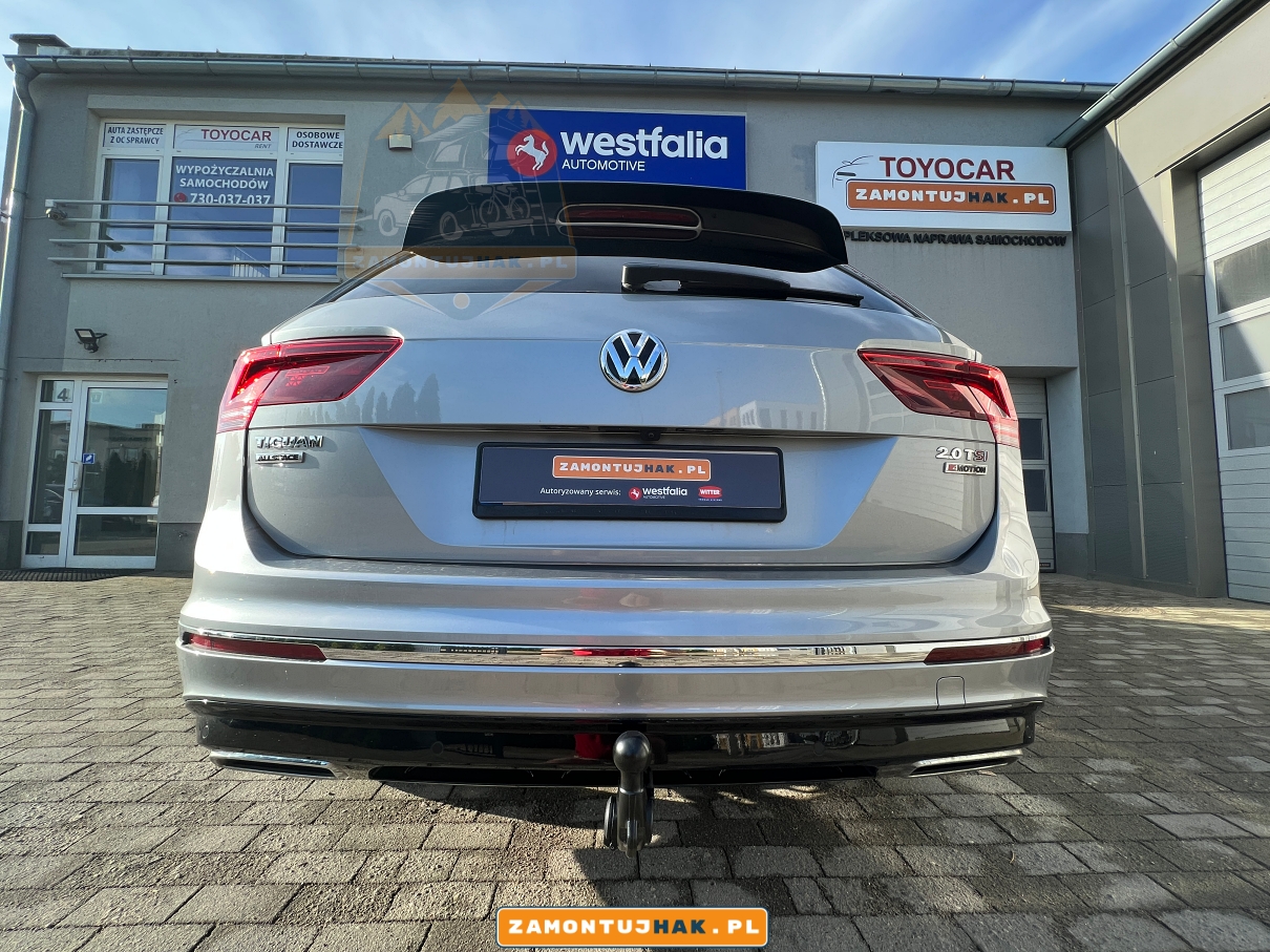 na zdjeciu zblizenie na tył samochodu volkswagen tiguan ii po montazu elektrycznego haka holowniczego westfalia w profesjonalnym serwisie samochodowym w poznaniu 